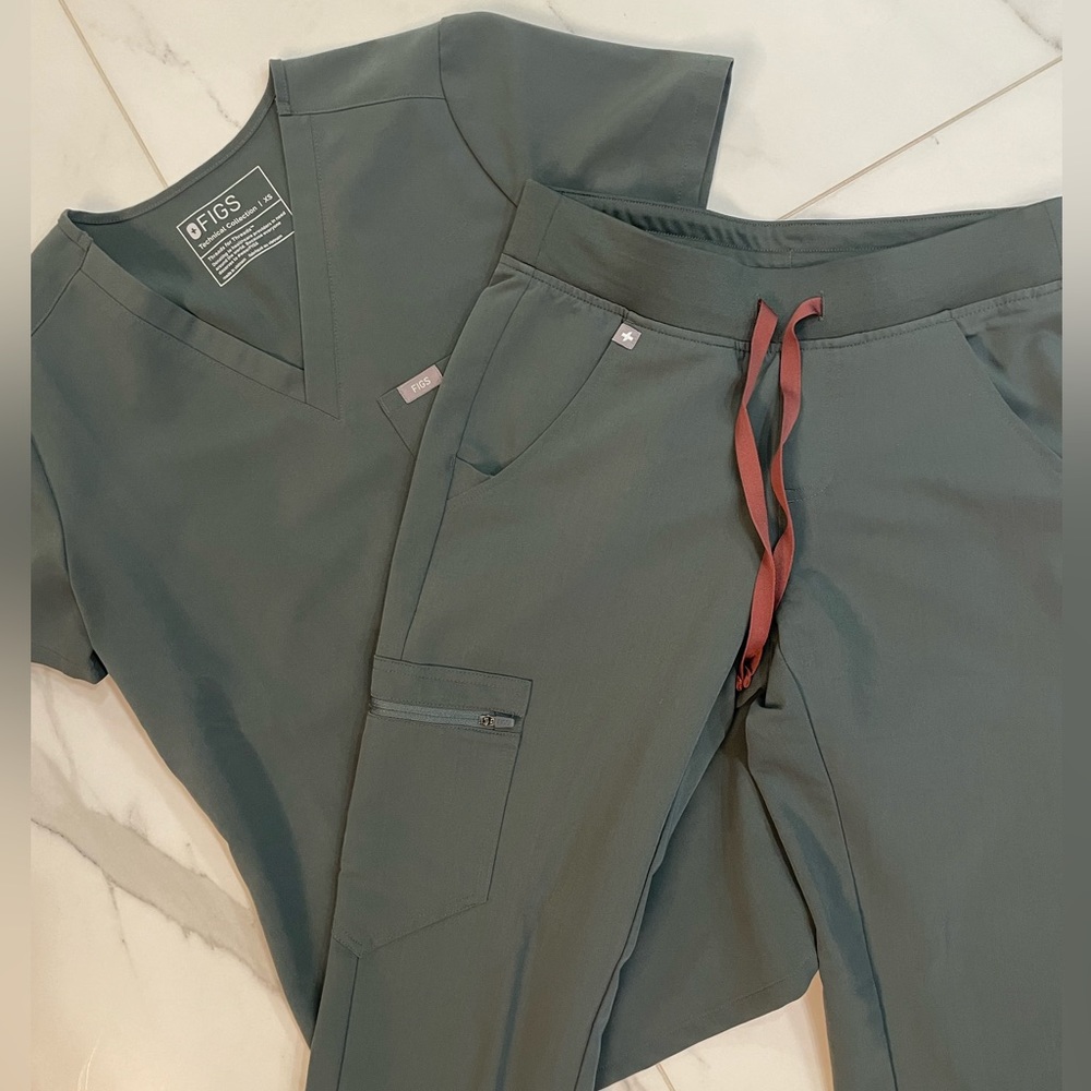 FIGS Scrubs Set in Bonsai (Catarina Scrub Top Zamora™ Jogger Scrub Pants